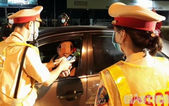 Vi phạm nồng độ cồn kịch khung, tài xế dây dưa ký biên bản