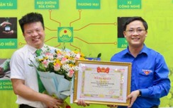 Tài xế taxi Mai Linh lao xuống sông cứu cô gái nhảy cầu được nhận bằng khen