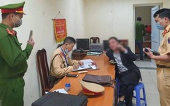 Bị nhắc nhở vì đỗ xe giữa ngã tư để ngủ, tài xế Camry ghì cổ, tát CSGT