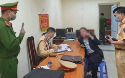 Cảnh sát điều tra vụ lái xe ghì cổ, tát CSGT vì bị nhắc đỗ xe giữa ngã tư