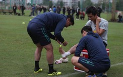 "Báu vật" của bầu Đức khập khiễng, HLV Kiatisak lo "thắt ruột"