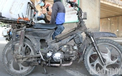 Bị sờ gáy, thanh niên "đầu trần" đi xe "mù" chở ga luồn lách chạy trốn