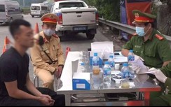 Biết kết quả test dương tính với ma tuý, lái xe vứt mẫu thử, giật bằng lái