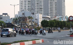 Mặc "thần chết" kề cạnh, nhiều người đi xe máy băng ngang qua đường sắt