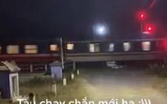 Đường sắt lý giải nguyên nhân tàu đang qua đường ngang, cần chắn mới hạ