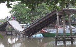 Đồng Tháp: Ghe chở 16 tấn lúa tông sập cầu Bàu Hút