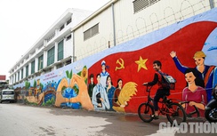 Bức tường phía sau nhà máy Rạng Đông "lột xác" nhờ tranh bích họa