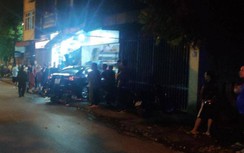 Nghi say rượu, tài xế ô tô đâm hai lần vào cửa hàng hoa quả rồi bỏ đi