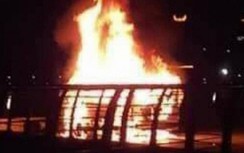 Xe ô tô 5 chỗ bất ngờ bốc cháy trơ khung, lái xe thoát nạn