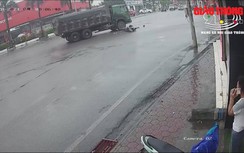 Video: Khoảnh khắc kinh hồn xe ben cán qua 2 người tại ngã tư, 1 tử vong