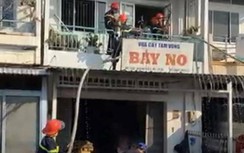 Giải cứu cụ bà bên trong căn nhà khóa trái cửa đang cháy lớn