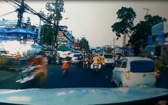 CSGT mở đường cho xe cứu thương chở người "thập tử nhất sinh" tới bệnh viện