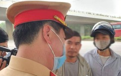 Vi phạm nồng độ cồn trên QL21A, tài xế xe máy phải nhờ vợ đọc biên bản