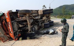 Video TNGT ngày 31/3: Xe tải lật khi vào cua, đè tử vong người đi xe máy