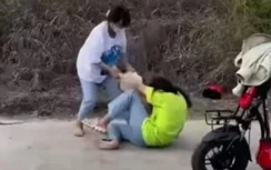 Công an vào cuộc vụ bé gái Cà Mau bị nhóm bạn đánh túi bụi bằng mũ bảo hiểm