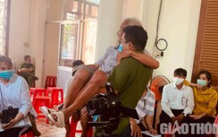 Chia sẻ của Trung úy công an bế cụ ông làm căn cước công dân ở Bạc Liêu