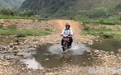 Người dân xã vùng cao ở Hòa Bình mong mỏi một cây cầu