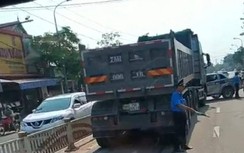 Ô tô TTGT bị húc móp đầu, xoay ngang trước xe đầu kéo ở Huế