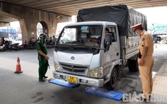 Chở hàng quá trọng tải gần 300%, tài xế ngậm ngùi bị CSGT TP.HCM xử phạt