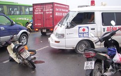 Xe cứu thương chạy ngược chiều gây tai nạn, ai phải bồi thường?