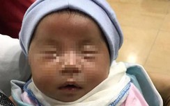 Tìm thân nhân bé gái sơ sinh bị bỏ rơi trước cổng nhà dân trong thùng giấy