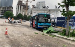 Xe buýt Thăng Long tông người đi bộ tử vong trước cổng Khu đô thị Ciputra