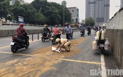 CSGT TP.HCM “xoá” vết dầu loang giúp dân an toàn sau va chạm giao thông