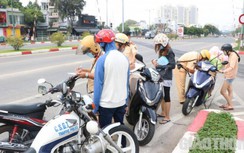 Bị CSGT giam xe vì đi vào đường cấm, cô gái bật khóc nức nở