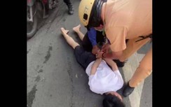 CSGT giải cứu tài xế xe buýt bị thanh niên “phê” ma túy dùng dao uy hiếp