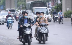 Nhiều người tham gia giao thông thản nhiên "quên" mũ bảo hiểm