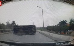 Video: Xe ô tô 16 chỗ đang chạy bỗng đâm rìa đường, lật ngang