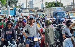 TP.HCM: Xe đầu kéo ủi dải phân cách, húc ôtô rồi chắn ngang cầu Tân Thuận 2