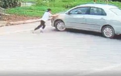 Bị người đi ô tô cướp 2 thùng bia, bé gái liều mình chặn đầu xe ngăn cản