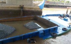 Sà lan trăm tấn chở đá bị chìm khi va vào cửa cống Nhà Mát