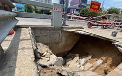 Hố tử thần "nuốt chửng" xe máy, người đi đường thót tim