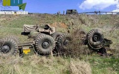 Xe chở đạn tên lửa Ukraine bị lật ngửa trên đường tới Mariupol