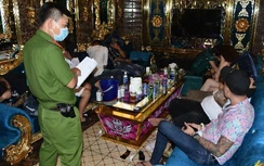 Thu 1 khẩu súng trong vụ sử dụng ma túy ở quán karaoke "bay lắc"
