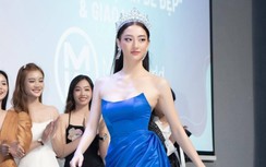 Lương Thùy Linh diện đầm "trễ nải", thị phạm cho các sinh viên