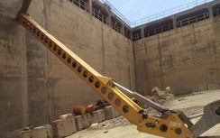 Lật xe nâng công nhân ở Công ty Tàu thủy Dung Quất, 2 người tử vong tại chỗ