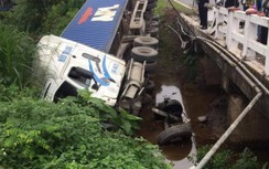 Xe đầu kéo tự tông vào thành cầu rồi rơi xuống nước, tài xế bị thương