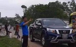 Tài xế không chịu kiểm tra nồng độ cồn, cố thủ nhiều giờ trong xe