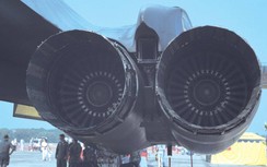 Máy tính bảng bị hút vào động cơ, oanh tạc cơ Mỹ B-1B Lancer hư hỏng nặng