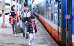 Khách tập thể mua nguyên đoàn tàu được giảm một nửa giá vé