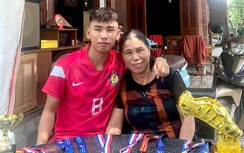 Cậu học trò được HLV 5 lần đến nhà mời đi đá bóng