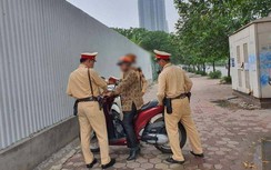 Không chấp hành kiểm tra nồng độ cồn, tài xế xe SH nổ máy định bỏ chạy