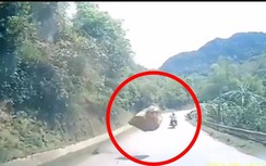 Video: Tảng đá lớn bất ngờ văng từ trên núi khiến người đi đường khiếp vía