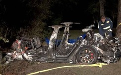 Xe Tesla gặp nạn, bốc cháy ngùn ngụt, trơ khung để lộ chi tiết giật mình