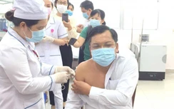 Cần Thơ: Cận cảnh tiêm vắc xin Covid-19 cho 50 người tuyến đầu chống dịch