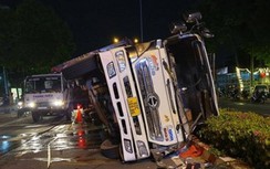 Bình Dương: Xe tải lật đè xe 4 chỗ, tài xế ôm con nhỏ tung cửa chạy