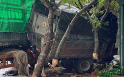 Xe container tông loạn xạ trên QL18, ba người thương vong